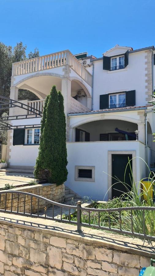 Apartments Serenity Supetar Bagian luar foto